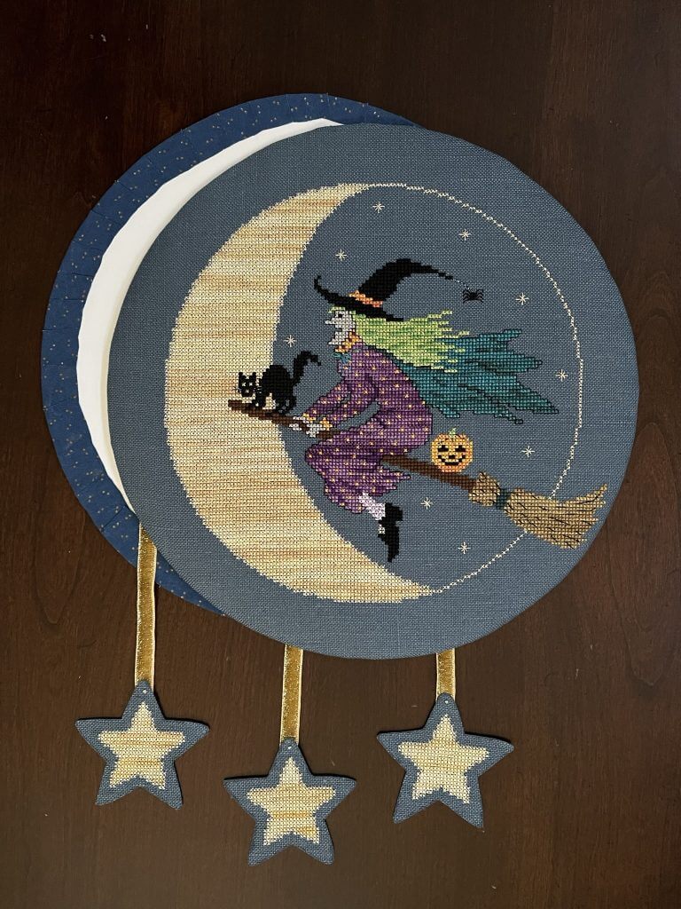 Stars attacjed to ribbon, and circles ready to be glued